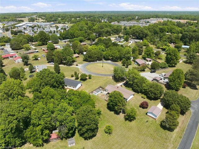4237 Valley Circle, Thomasville, NC 27360