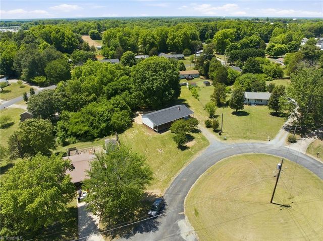 4237 Valley Circle, Thomasville, NC 27360