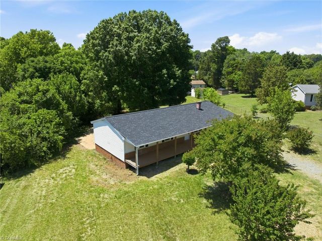 4237 Valley Circle, Thomasville, NC 27360