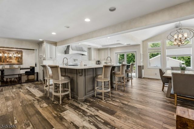 196 Hawthorne Dr, Clark Twp., NJ 07066