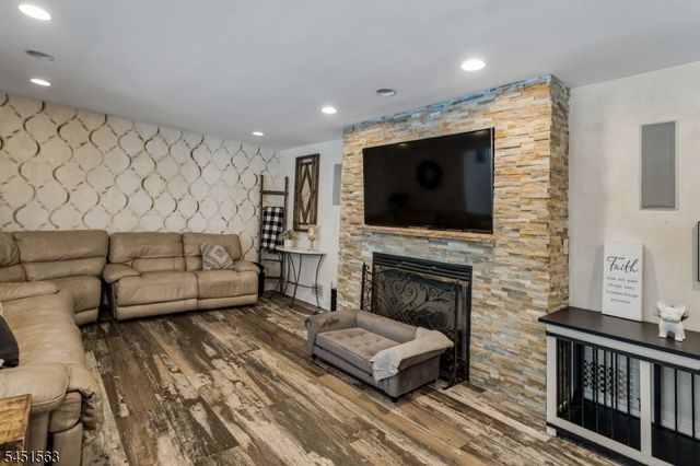 196 Hawthorne Dr, Clark Twp., NJ 07066