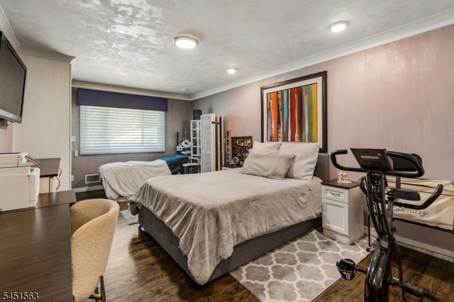 196 Hawthorne Dr, Clark Twp., NJ 07066