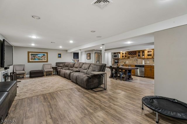 196 Hawthorne Dr, Clark Twp., NJ 07066