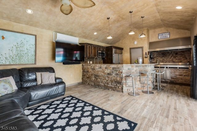 196 Hawthorne Dr, Clark Twp., NJ 07066