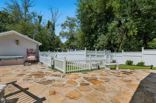 196 Hawthorne Dr, Clark Twp., NJ 07066