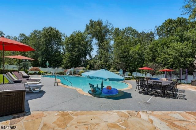 196 Hawthorne Dr, Clark Twp., NJ 07066
