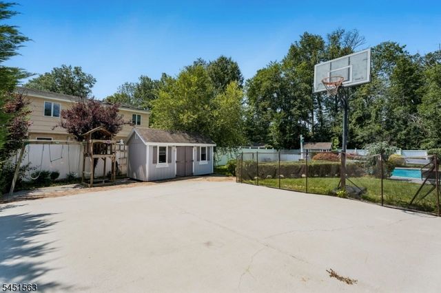 196 Hawthorne Dr, Clark Twp., NJ 07066