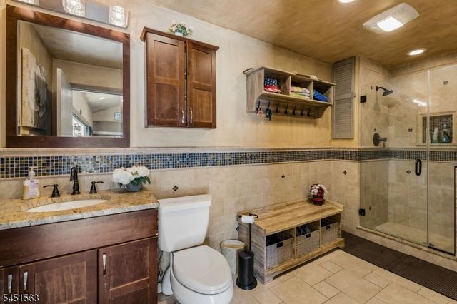 196 Hawthorne Dr, Clark Twp., NJ 07066