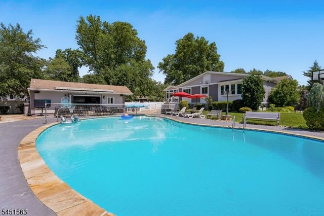 196 Hawthorne Dr, Clark Twp., NJ 07066