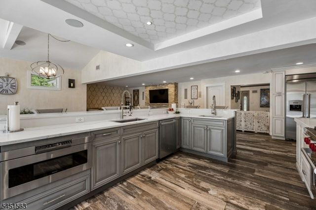 196 Hawthorne Dr, Clark Twp., NJ 07066