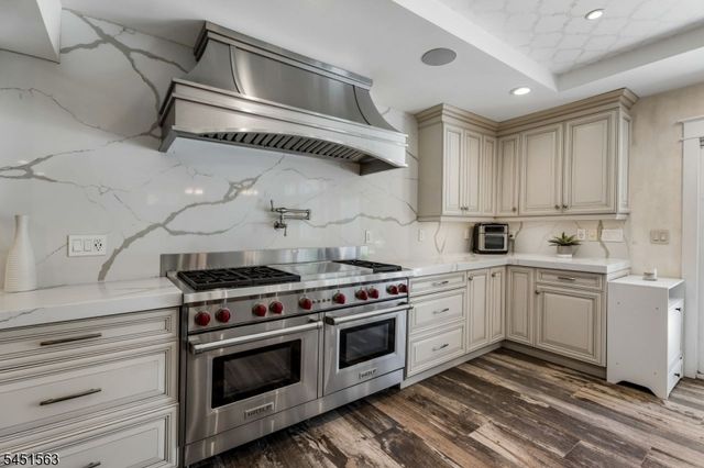 196 Hawthorne Dr, Clark Twp., NJ 07066