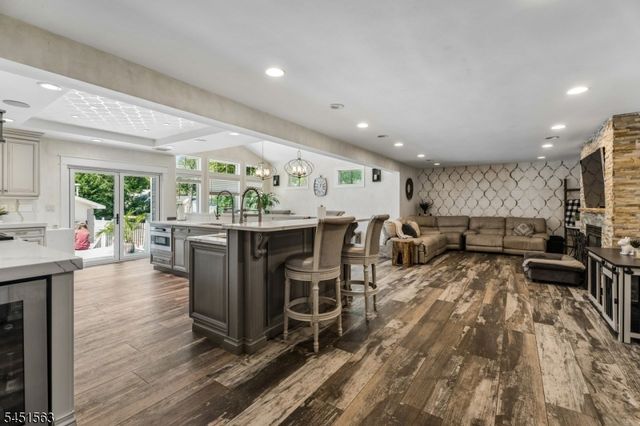 196 Hawthorne Dr, Clark Twp., NJ 07066