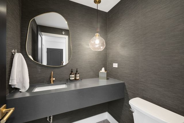 221 E Walton Place 19E, Chicago, IL 60611