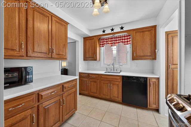 21700 Trombly Street, St. Clair Shores, MI 48080