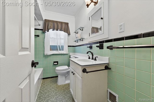 21700 Trombly Street, St. Clair Shores, MI 48080