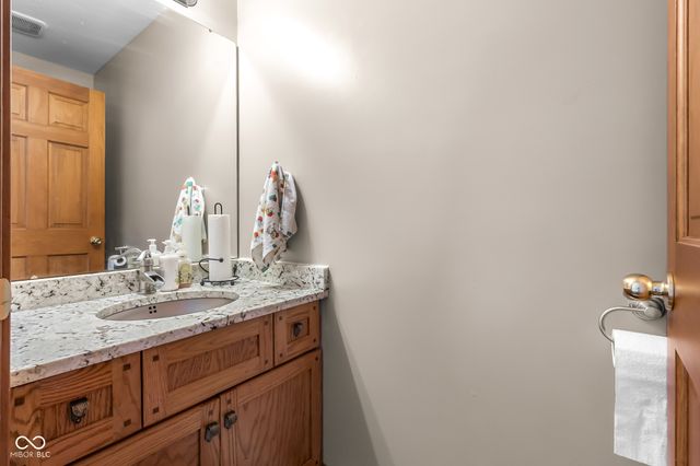 2093 Iroquois Trail, Columbus, IN 47203