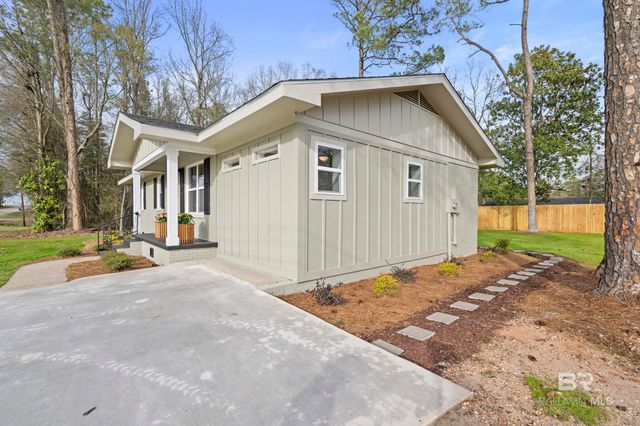 93 Crestview Avenue, Monroeville, AL 36460