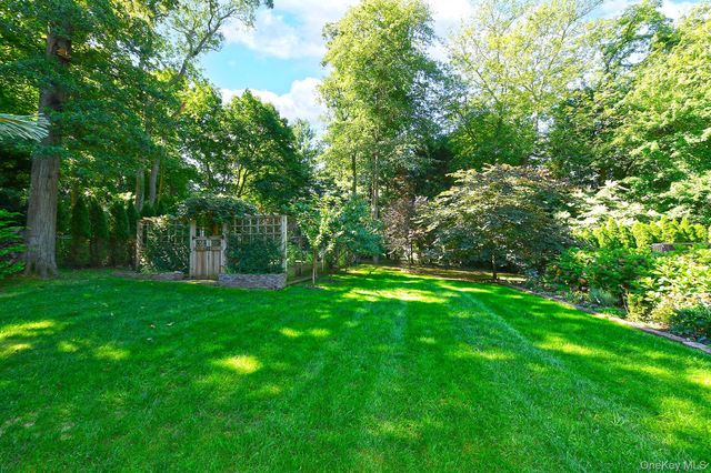 19 Sparrow Lane, Huntington, NY 11743