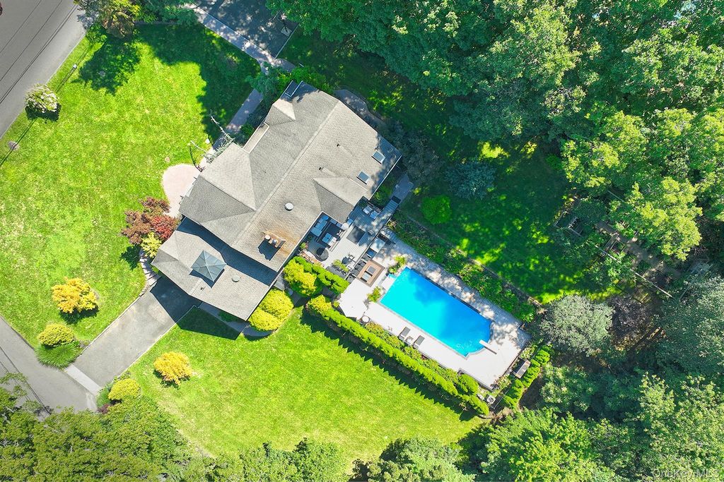19 Sparrow Lane, Huntington, NY 11743 — photo 2