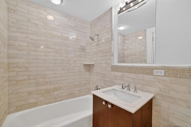 5 Renaissance Square 10G, White Plains, NY 10601