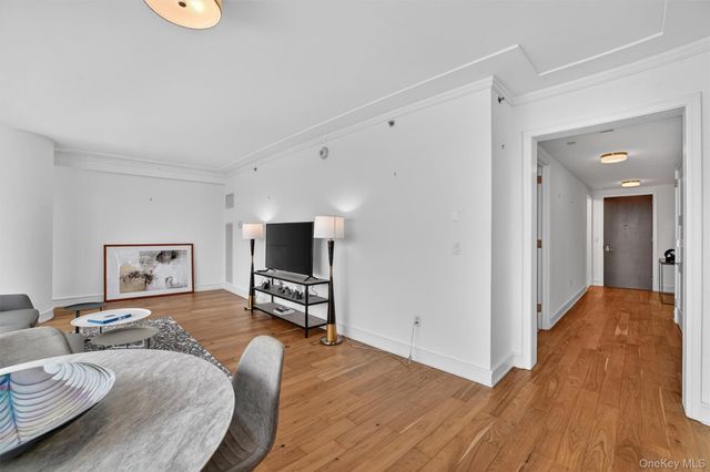 5 Renaissance Square 10G, White Plains, NY 10601