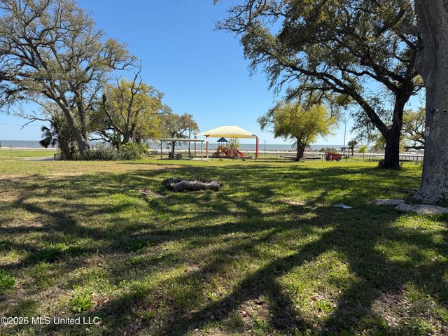 121 Acacia Avenue, Biloxi, MS 39530