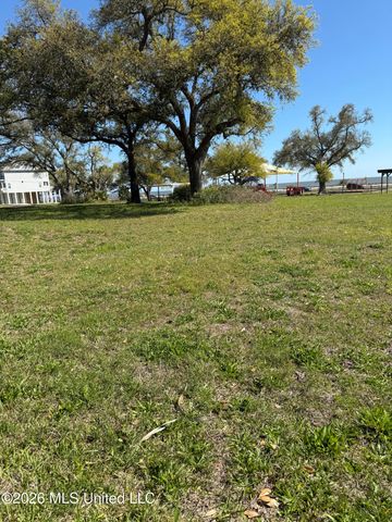 121 Acacia Avenue, Biloxi, MS 39530
