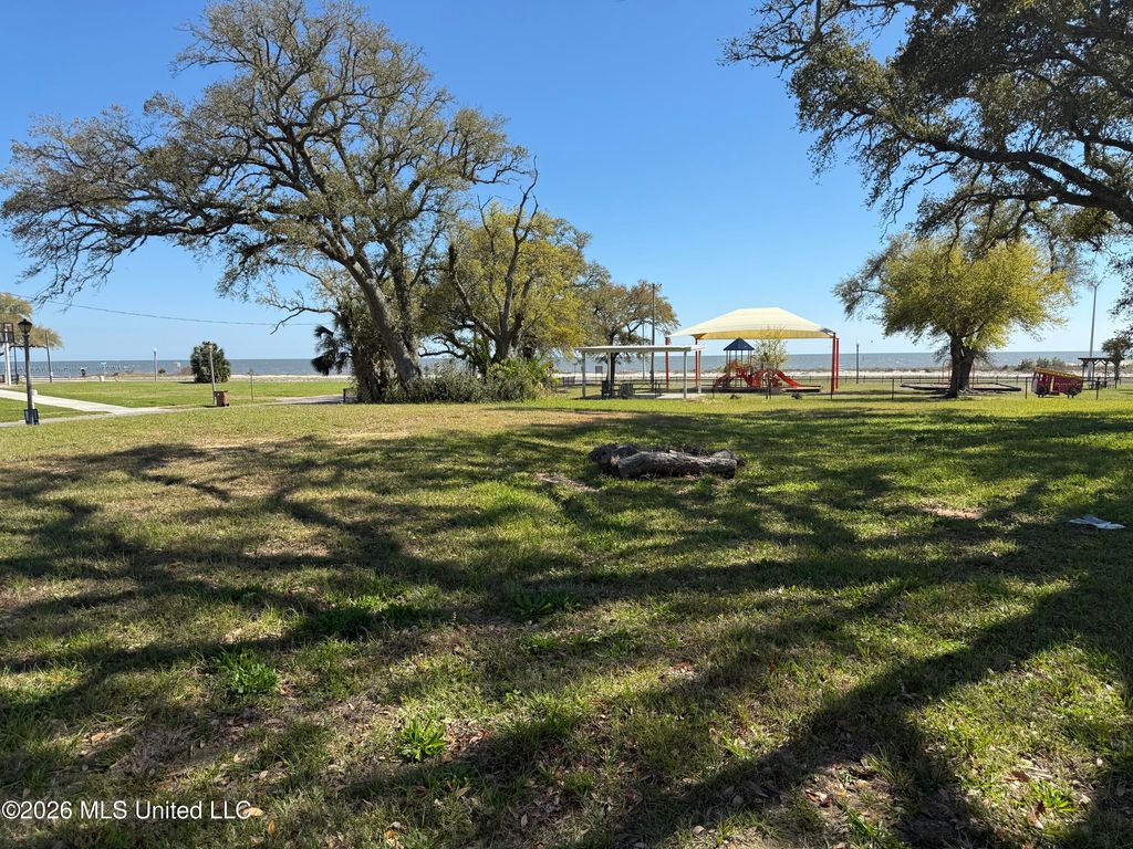 121 Acacia Avenue, Biloxi, MS 39530