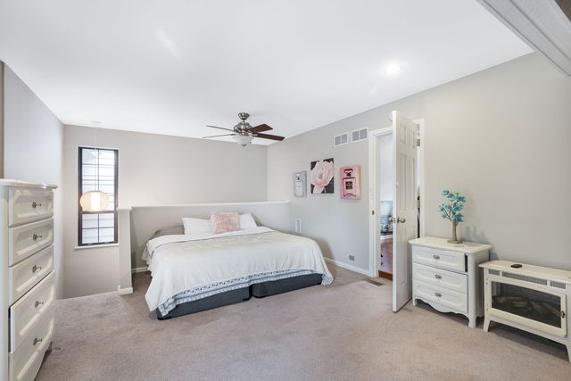 736 Glen Way 736, Gurnee, IL 60031