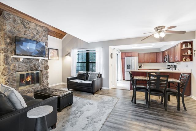 736 Glen Way 736, Gurnee, IL 60031