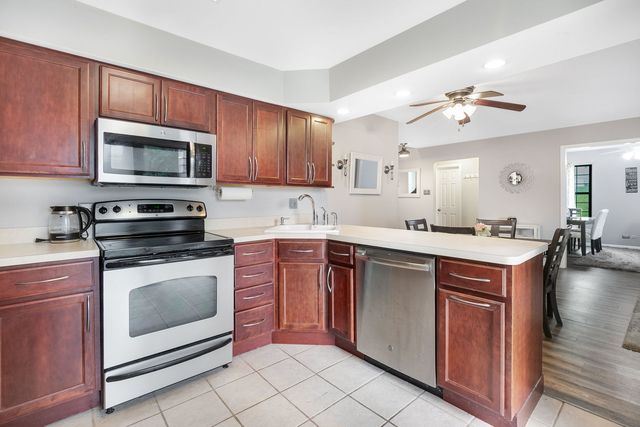 736 Glen Way 736, Gurnee, IL 60031
