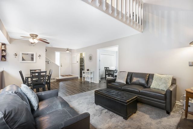 736 Glen Way 736, Gurnee, IL 60031