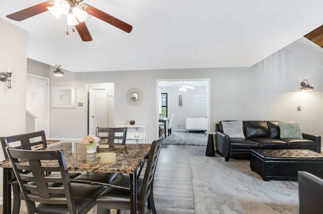 736 Glen Way 736, Gurnee, IL 60031