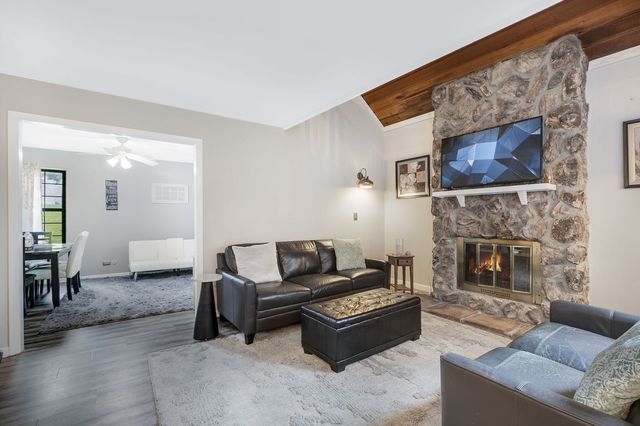 736 Glen Way 736, Gurnee, IL 60031