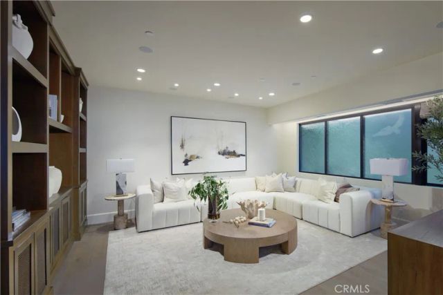 33 Bay Drive, Laguna Beach, CA 92651