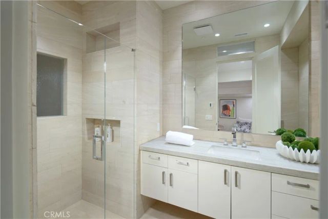 33 Bay Drive, Laguna Beach, CA 92651