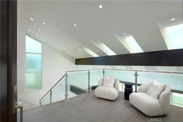 33 Bay Drive, Laguna Beach, CA 92651