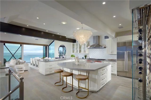 33 Bay Drive, Laguna Beach, CA 92651