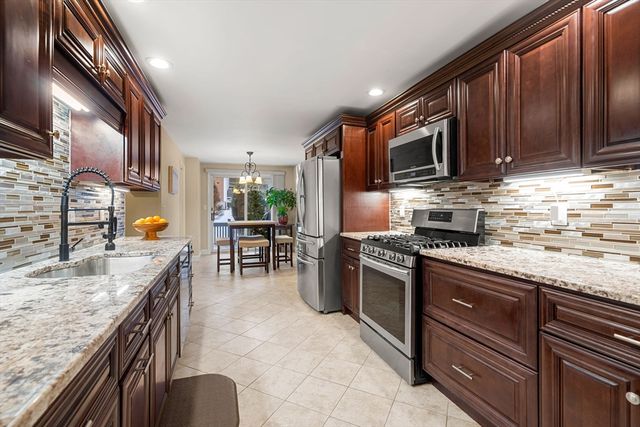 27 Woodland Park Dr 27, Haverhill, MA 01830