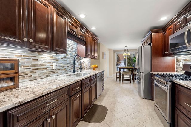 27 Woodland Park Dr 27, Haverhill, MA 01830