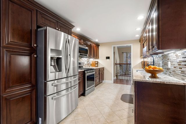 27 Woodland Park Dr 27, Haverhill, MA 01830