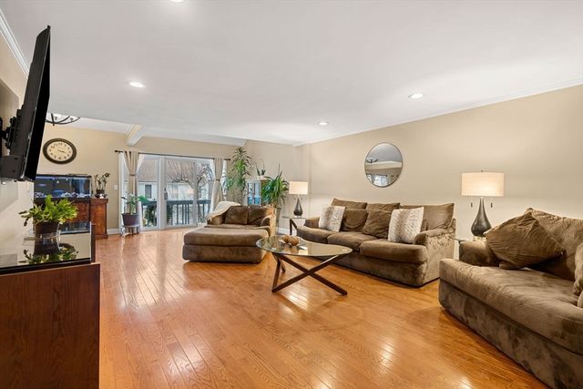 27 Woodland Park Dr 27, Haverhill, MA 01830