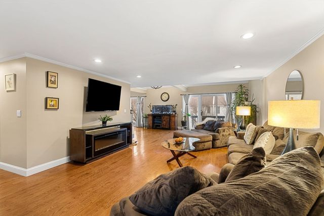 27 Woodland Park Dr 27, Haverhill, MA 01830