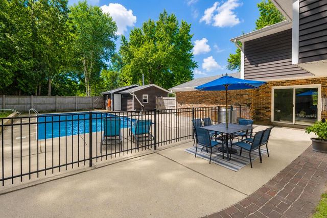 11550 N Meadowbrook DRIVE, Mequon, WI 53097