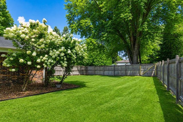 11550 N Meadowbrook DRIVE, Mequon, WI 53097