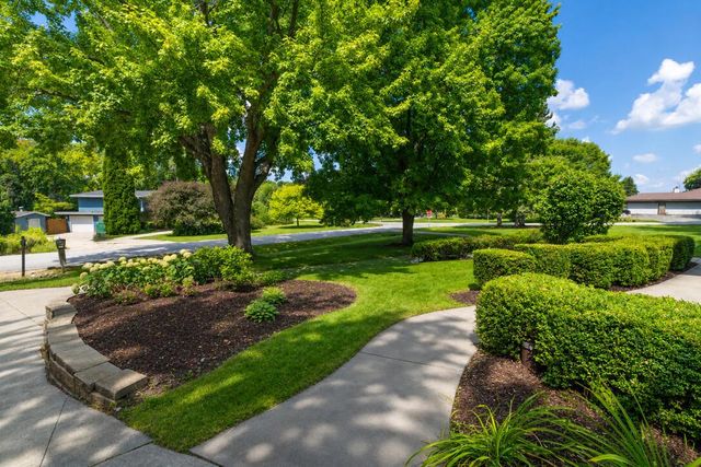 11550 N Meadowbrook DRIVE, Mequon, WI 53097