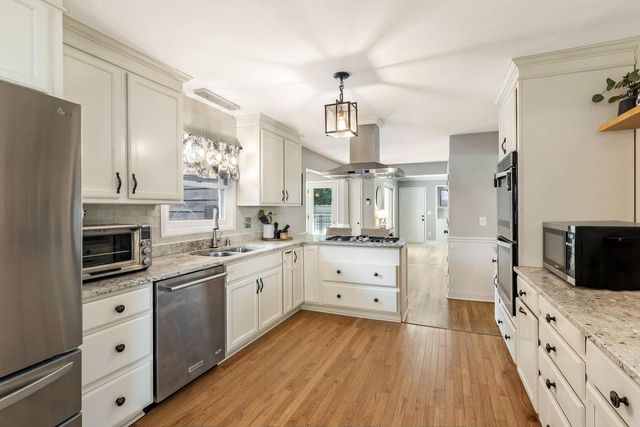 11550 N Meadowbrook DRIVE, Mequon, WI 53097