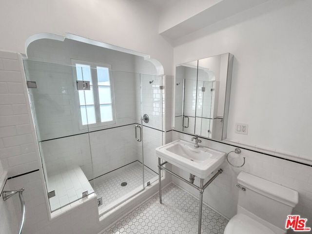 1220 N La Cienega Boulevard F-2, West Hollywood, CA 90069