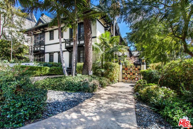 1220 N La Cienega Boulevard F-2, West Hollywood, CA 90069