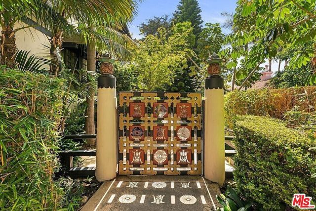 1220 N La Cienega Boulevard F-2, West Hollywood, CA 90069